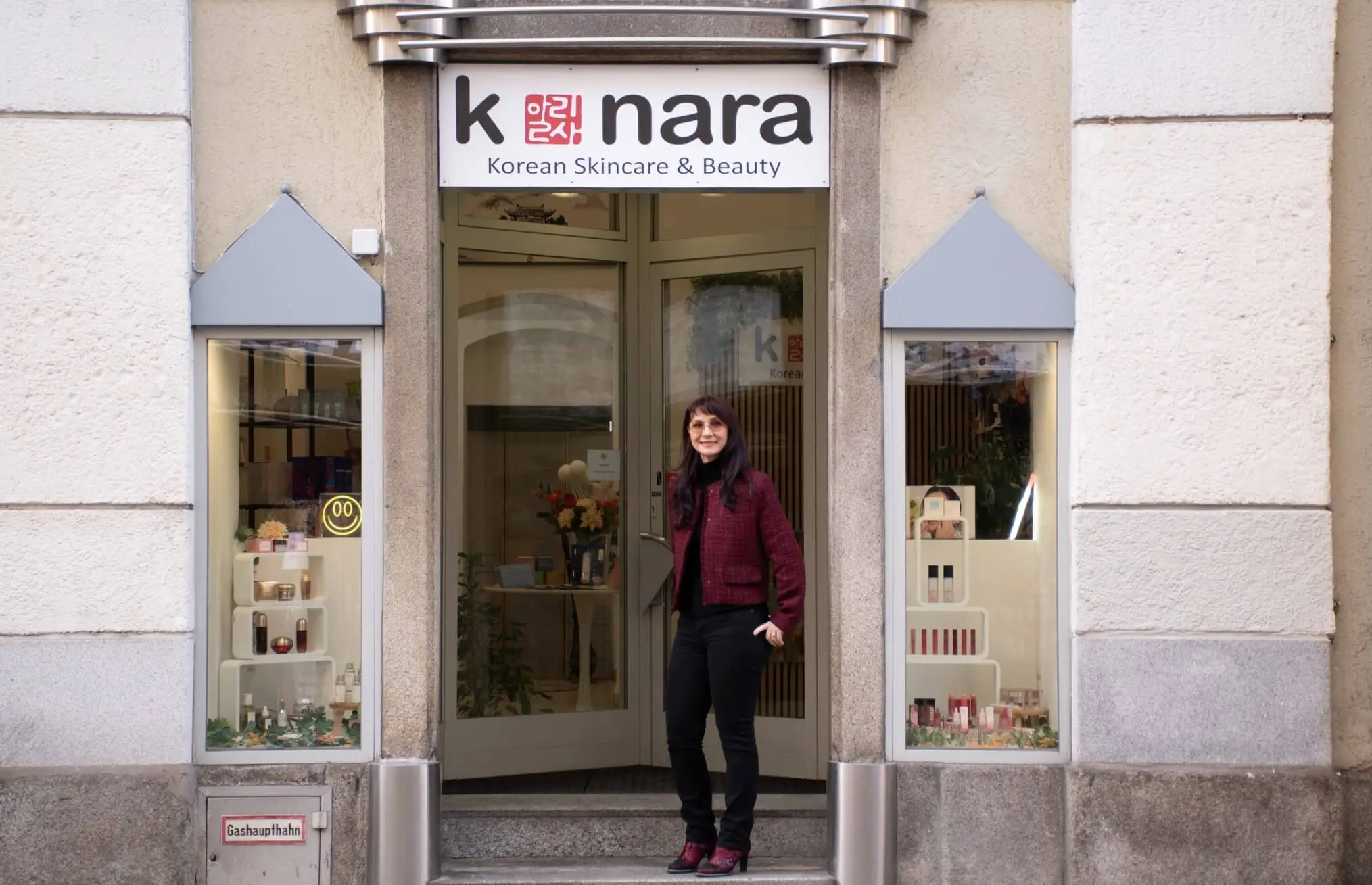 Regale mit vielen verschiedenen koreanischen Kosmetikprodukten im Kosmetikstore k-nara in Linz