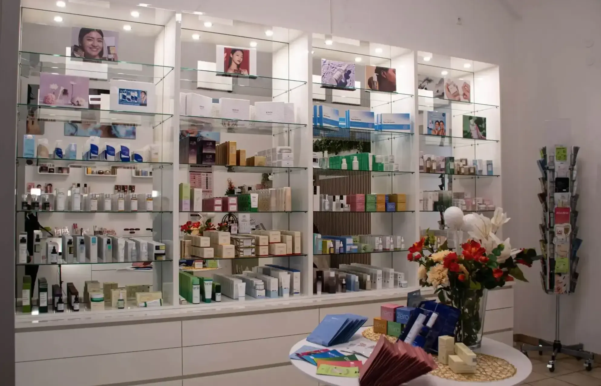 Regale mit vielen verschiedenen koreanischen Kosmetikprodukten im Kosmetikstore k-nara in Linz