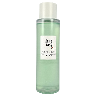 Koreanische Frau mit einer korean Skincare Maske im Gesicht