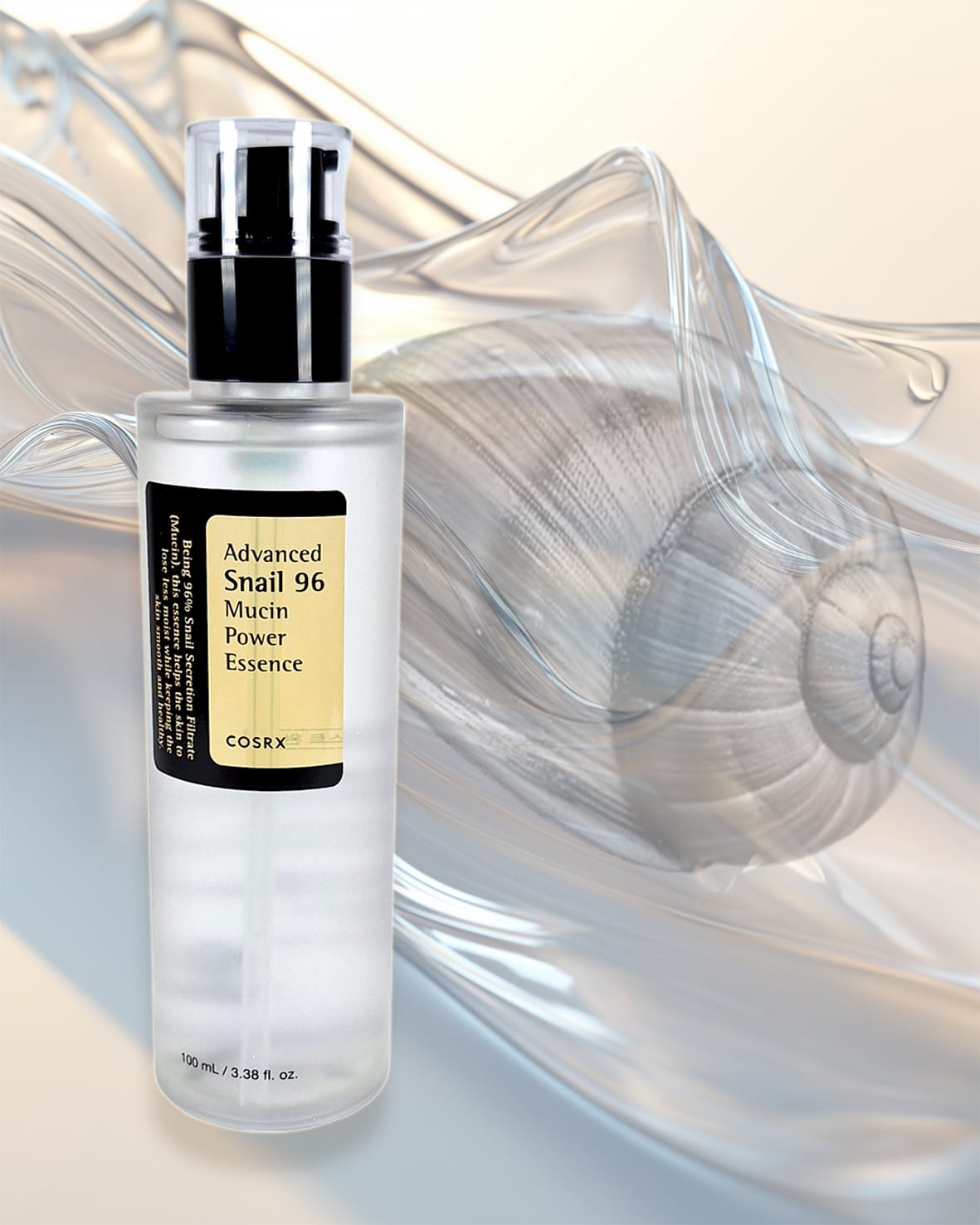 Junge koreanische Frau die korean Skincare verwendet